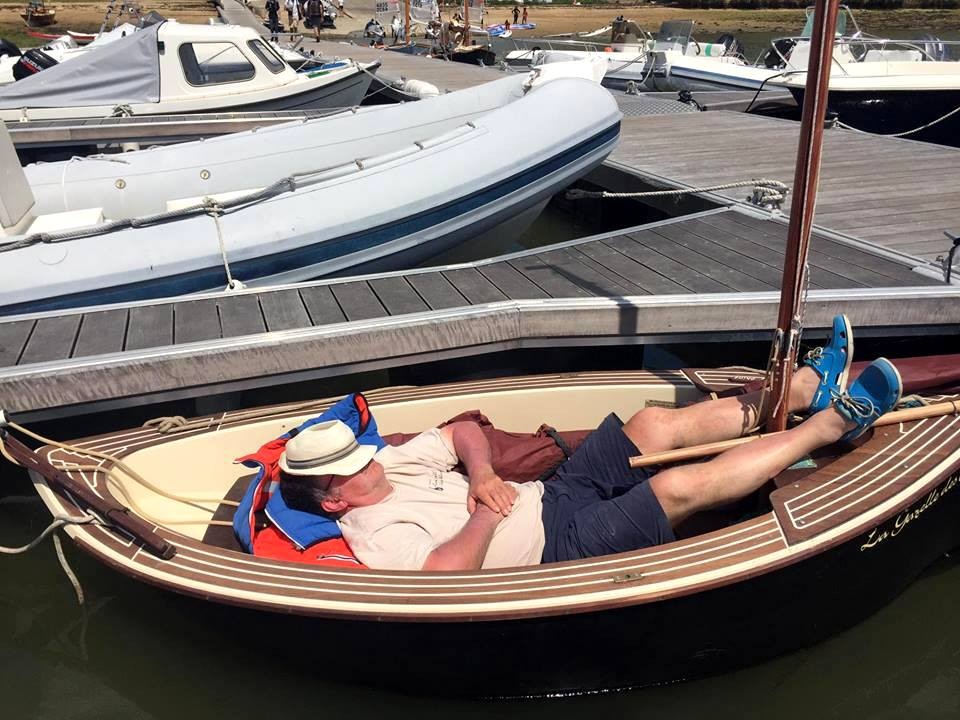 dormir à bord du petit voilier Gazelle Des Sables  taille cockpit